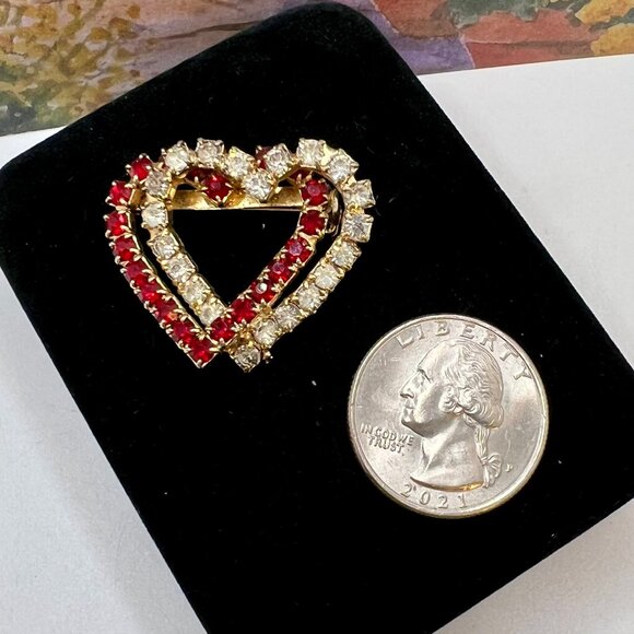 Red & White Double Heart Glass Brooch - Picture 3 of 4